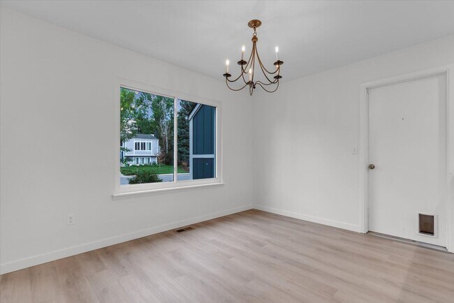 Building Photo - Beautifully updated 4-bed, 3-bath home in ...