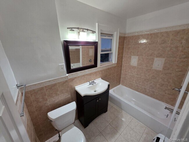 Building Photo - 98 Bushey Ave