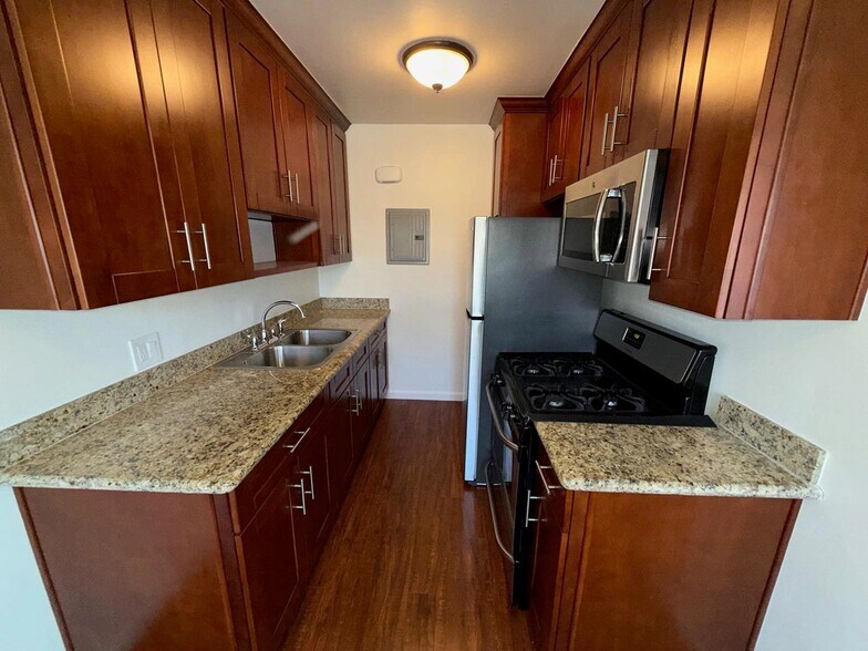 Building Photo - 1263 Hayworth Ave