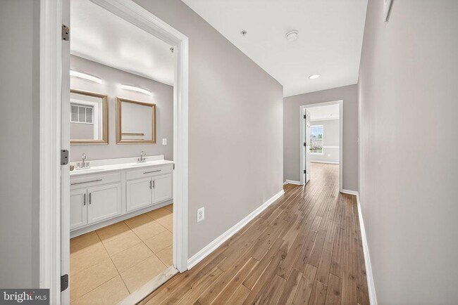 Building Photo - 15825 John Diskin Cir