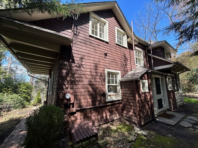 Building Photo - North AVL -  Renovated Arts & Crafts Cottage