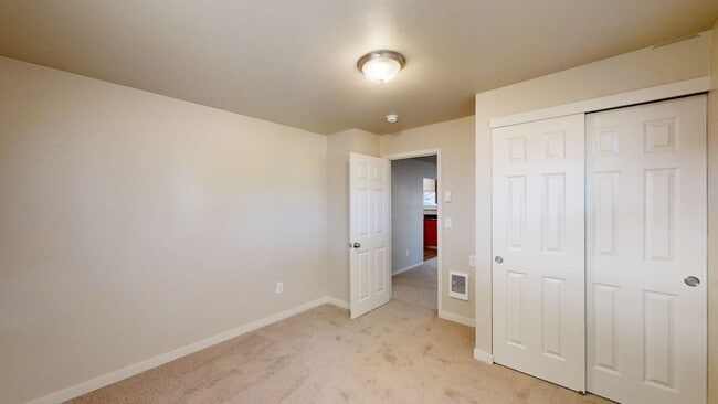 Building Photo - Country House w/ 2 Bedroom + Den - Washer, Dryer, Storage Shed & Plentiful Parking!