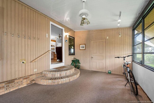 Building Photo - 7894 SE Saratoga Dr