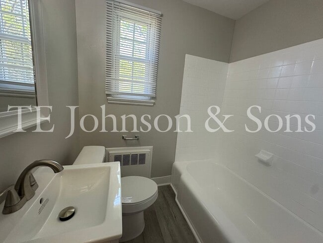 Building Photo - Spacious 2 Bedroom Condo