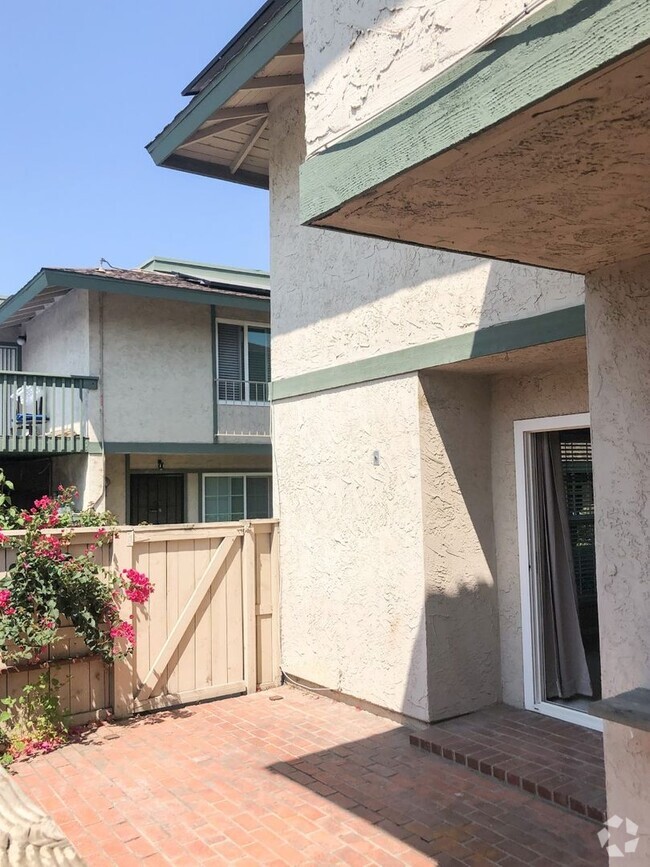 Building Photo - Upgraded 3 Bed, 1.5 Bath Townhouse with So...