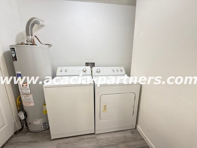 Building Photo - 2 Bedroom home on a large lot