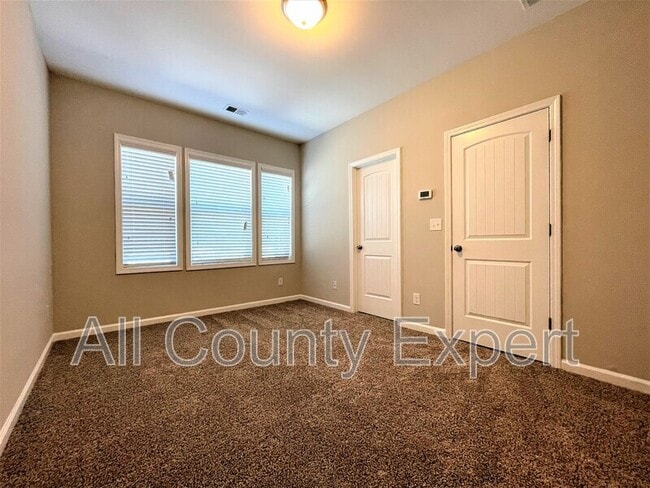Building Photo - 912 Rose Way