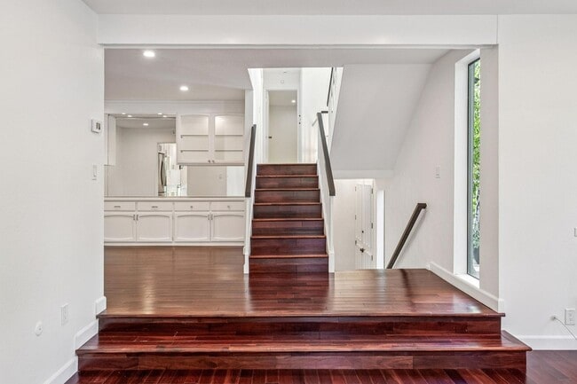 Building Photo - Luxury 3-Level Townhome in Highly Desirable Sharon Heights Neighborhood