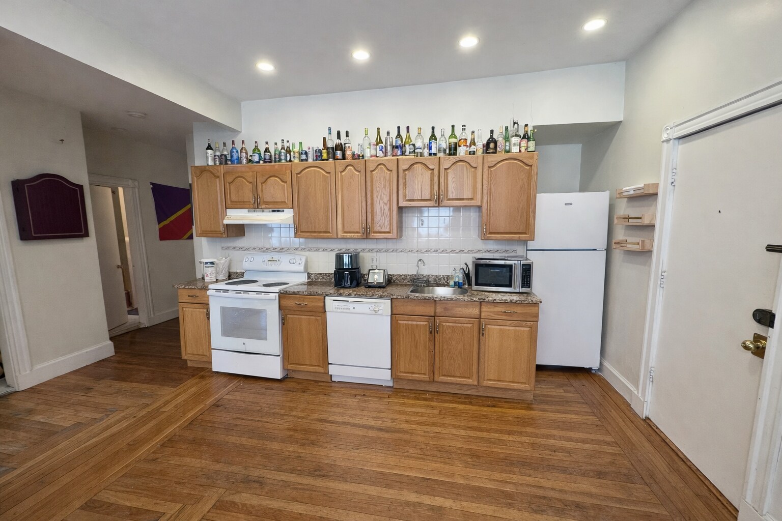 Building Photo - 20 Gibbs St