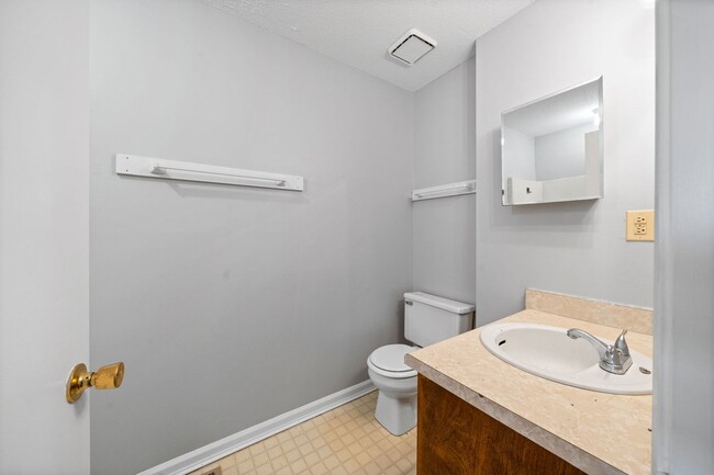 Building Photo - 923 Kingsbury Dr