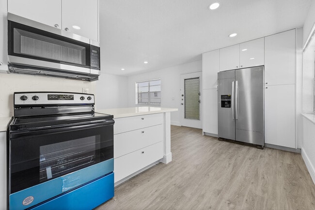 Building Photo - 124 Normandy Ln