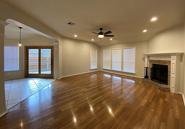 Building Photo - 102 Mission Dr