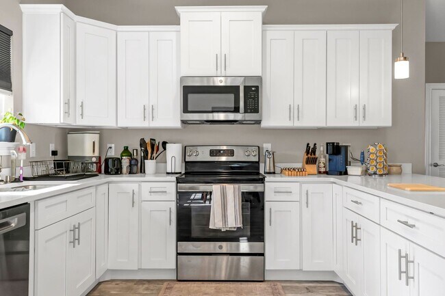 Building Photo - Solar Panel Home in East Navarre!