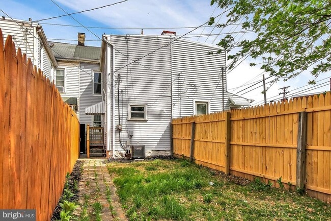 Building Photo - 3 Bedroom Home with High Ceilings & Natural Light!