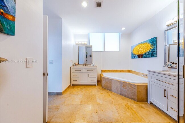 Building Photo - 700 NE 25th St