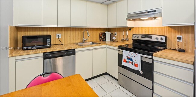 Building Photo - 2500 Parkview Dr