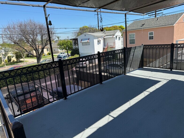 Building Photo - 1316 N Hollywood Way