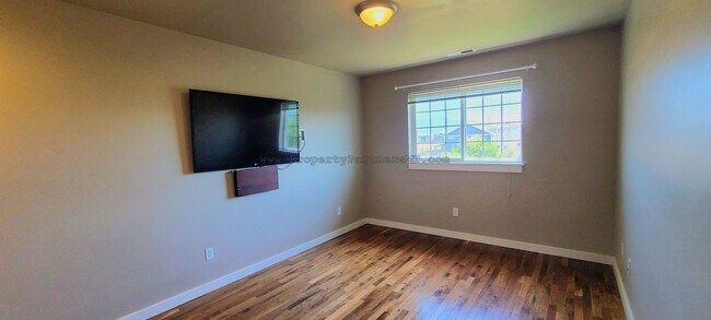 Building Photo - (August Free!) Beautiful 3 Bed 2.5 Bath To...