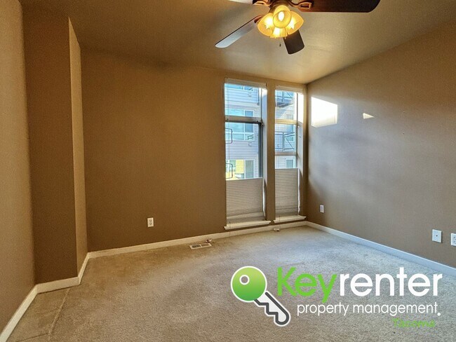 Building Photo - Dream Townhome in Tacoma, WA!