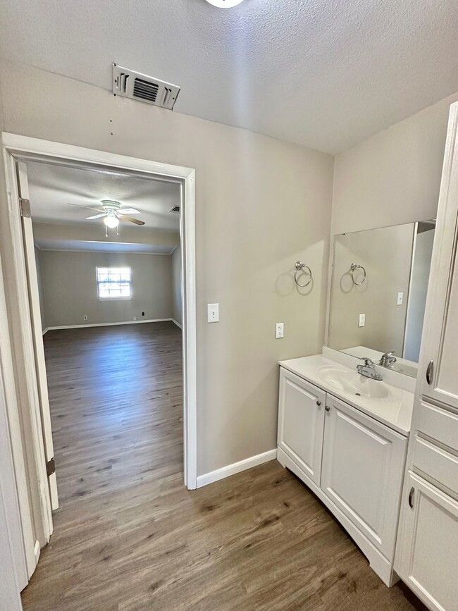 Building Photo - 3 Bedroom Home Near Bradford Elementary!!