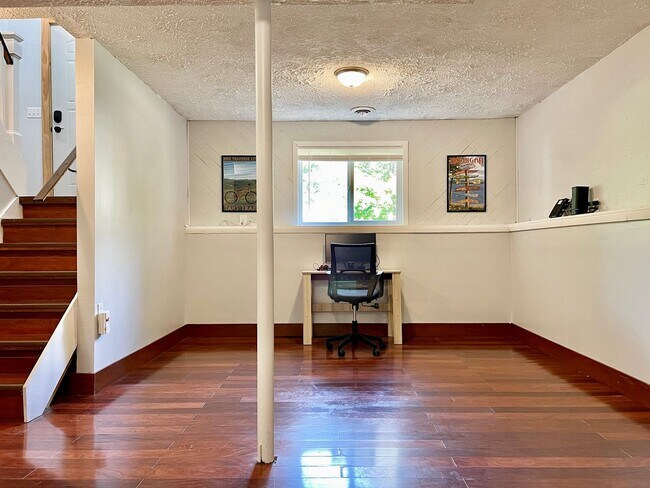 Building Photo - Updated and spacious! Ready for move in!
