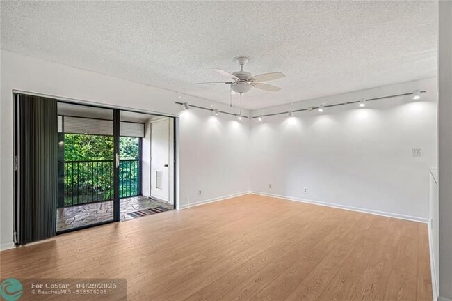 Building Photo - 147 Deer Creek Blvd