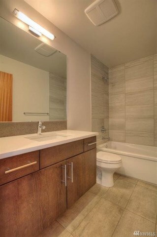 Building Photo - Beautiful 2016 Ballard Townhome 3 Bed 2.5 bath