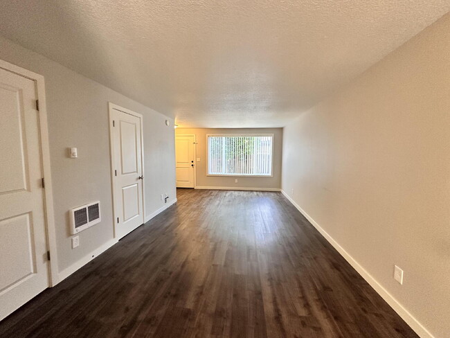 Building Photo - Recently Updated 2-Bd Milwaukie 4-Plex. Ne...