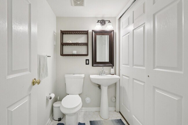 Building Photo - 351 Oswego Ct