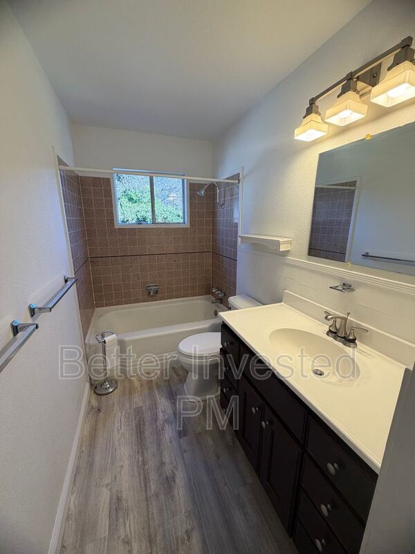 Building Photo - 559 N Oak St