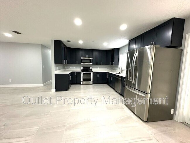 Building Photo - 2432 NE 28th St