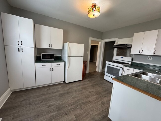 Building Photo - GROUND LEVEL 2 BEDROOM DUPLEX