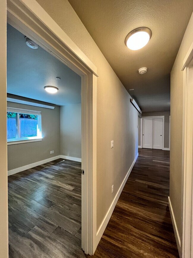 Building Photo - Large 3 Bedroom 2 Bathroom! In-Unit Washer...
