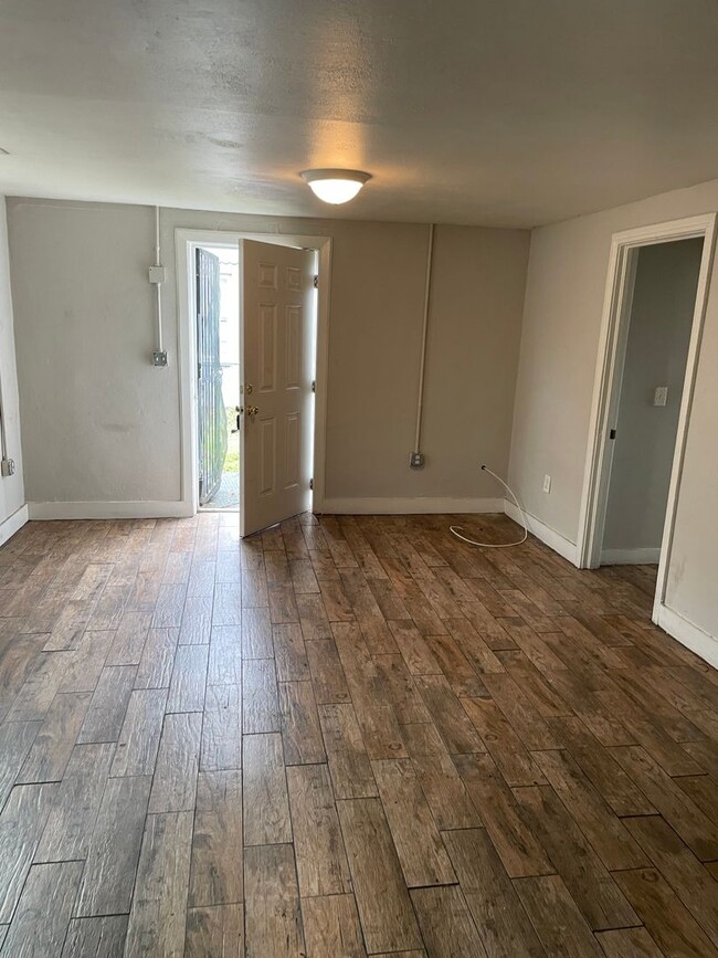 Building Photo - Centrally located one bedroom