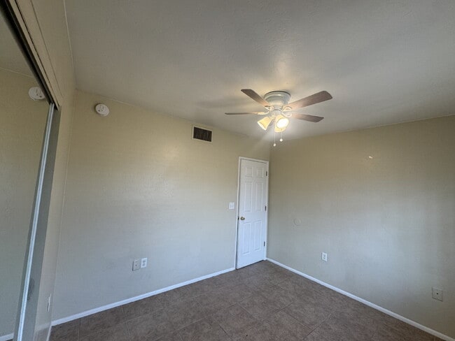 Building Photo - 3 bedroom 2 bath Townhouse