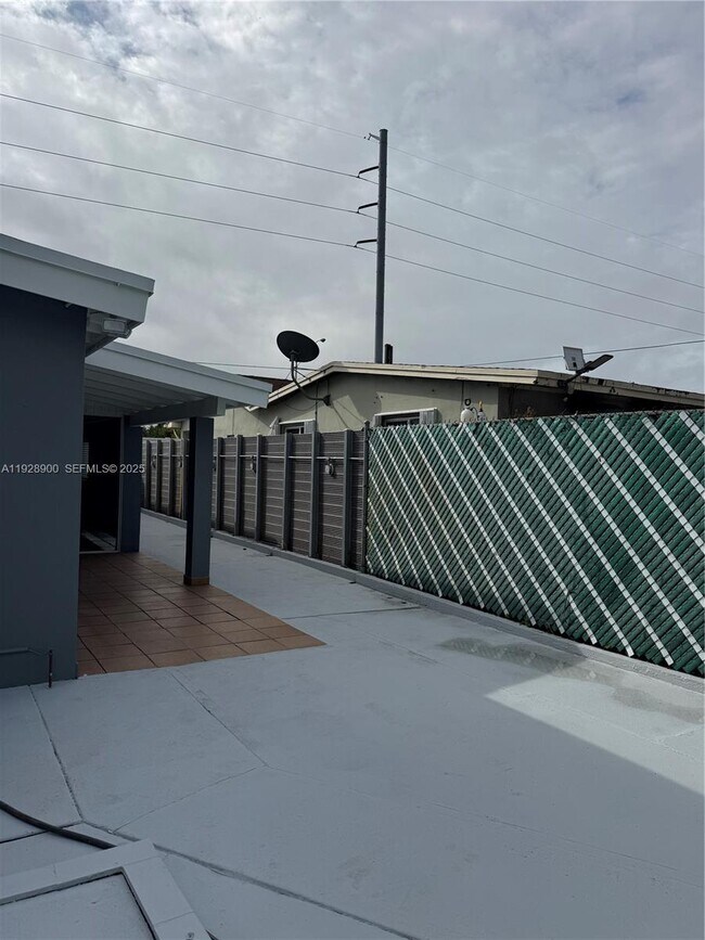 Building Photo - 881 Hialeah Dr