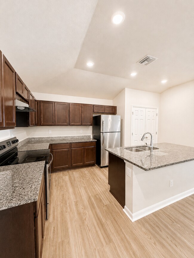 Building Photo - Modern Duplex Available Now