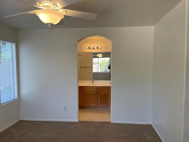 Building Photo - 6831 S 33rd Dr