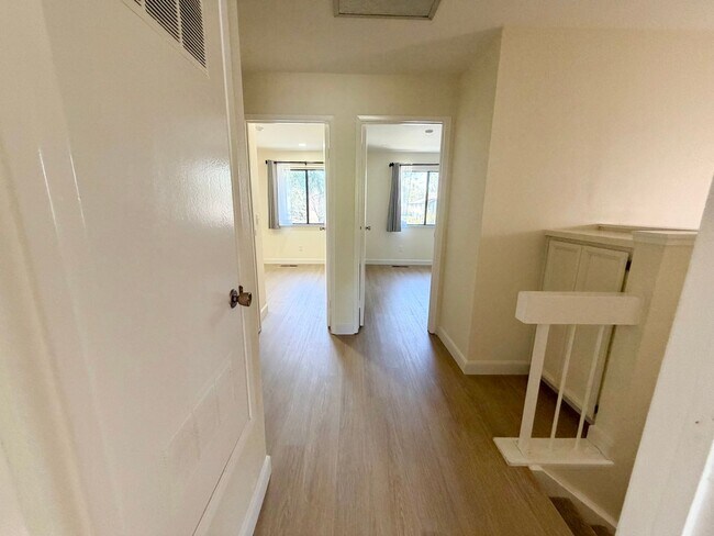 Building Photo - Spacious 3 Bed 2.5 Bath in Newark!