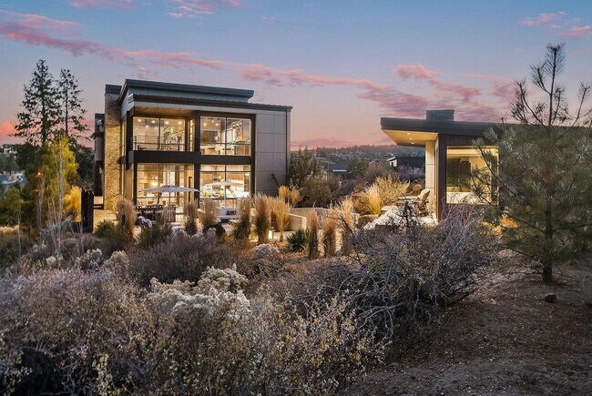 Building Photo - Contemporary Fully Furnished Four Bed Four Bath Masterpiece in Tetherow