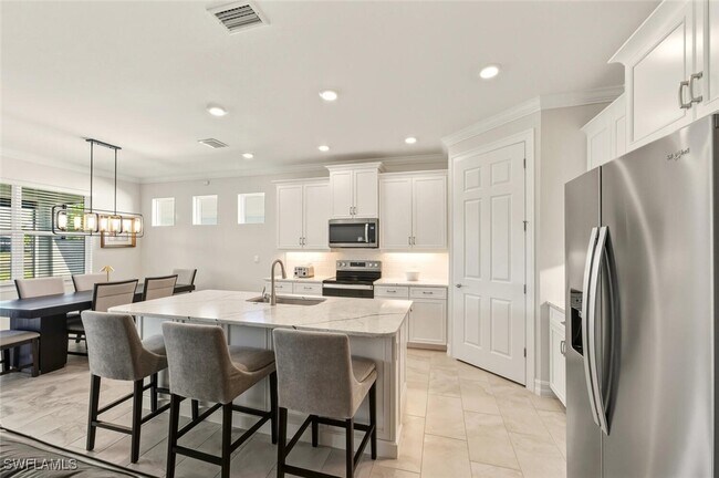 Building Photo - 28044 Sanibel Sands St