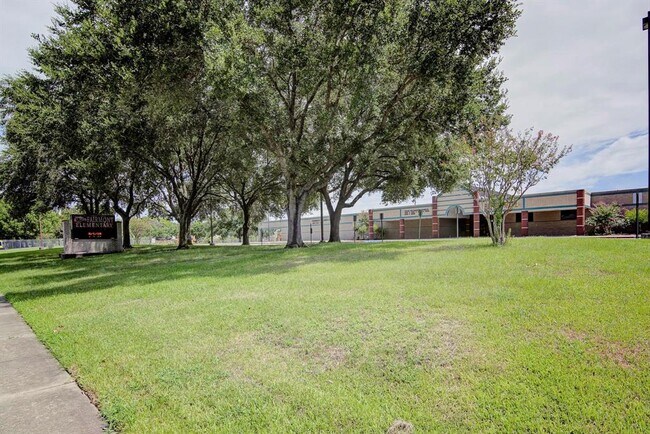 Building Photo - 7015 Redwood Falls Dr