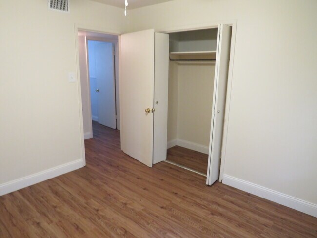 Building Photo - 419 Anton Dr