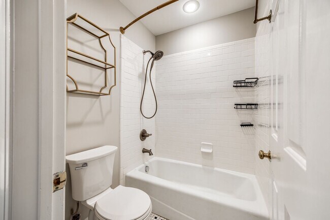 Building Photo - Hard to find Myers Park 2 bed 2 bath 1st floor Gem!