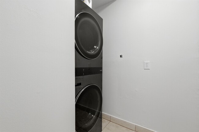 Building Photo - 2132 Tangley St