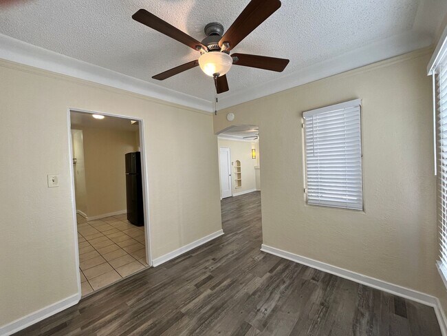 Building Photo - LARGE DOWNSTAIRS ONE BEDROOM ONE BATH!