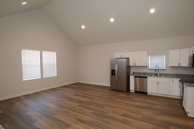 Building Photo - 3 Bedroom Upstairs Duplex in Near Eastside!