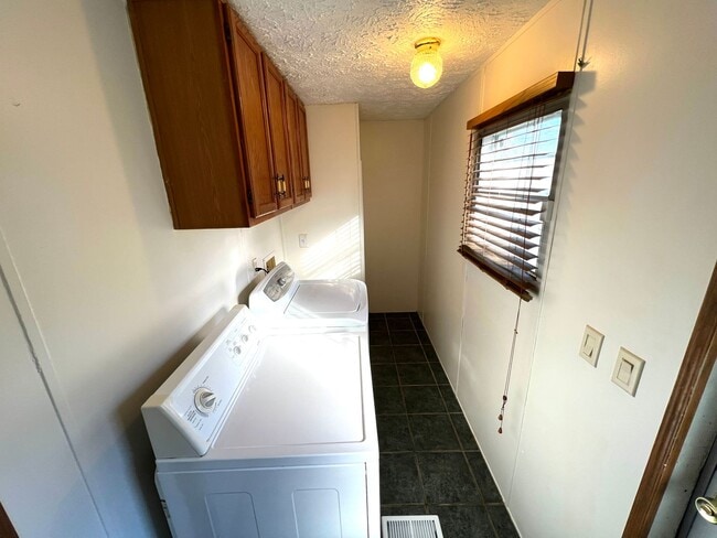 Building Photo - Location & Convenient! It Starts Here!