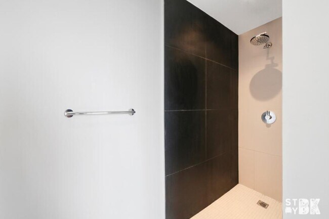 Building Photo - 3 bedroom in BROOKLYNBrooklyn NY 11238