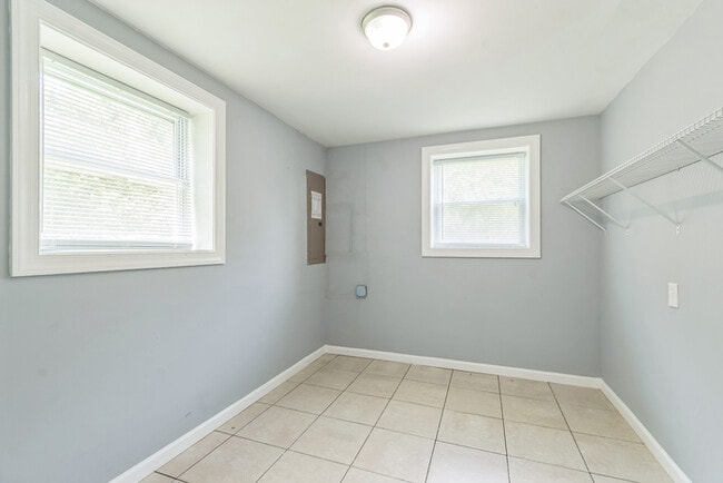 Building Photo - Pet Friendly Mid-Century Modern 4/Bedroom,...